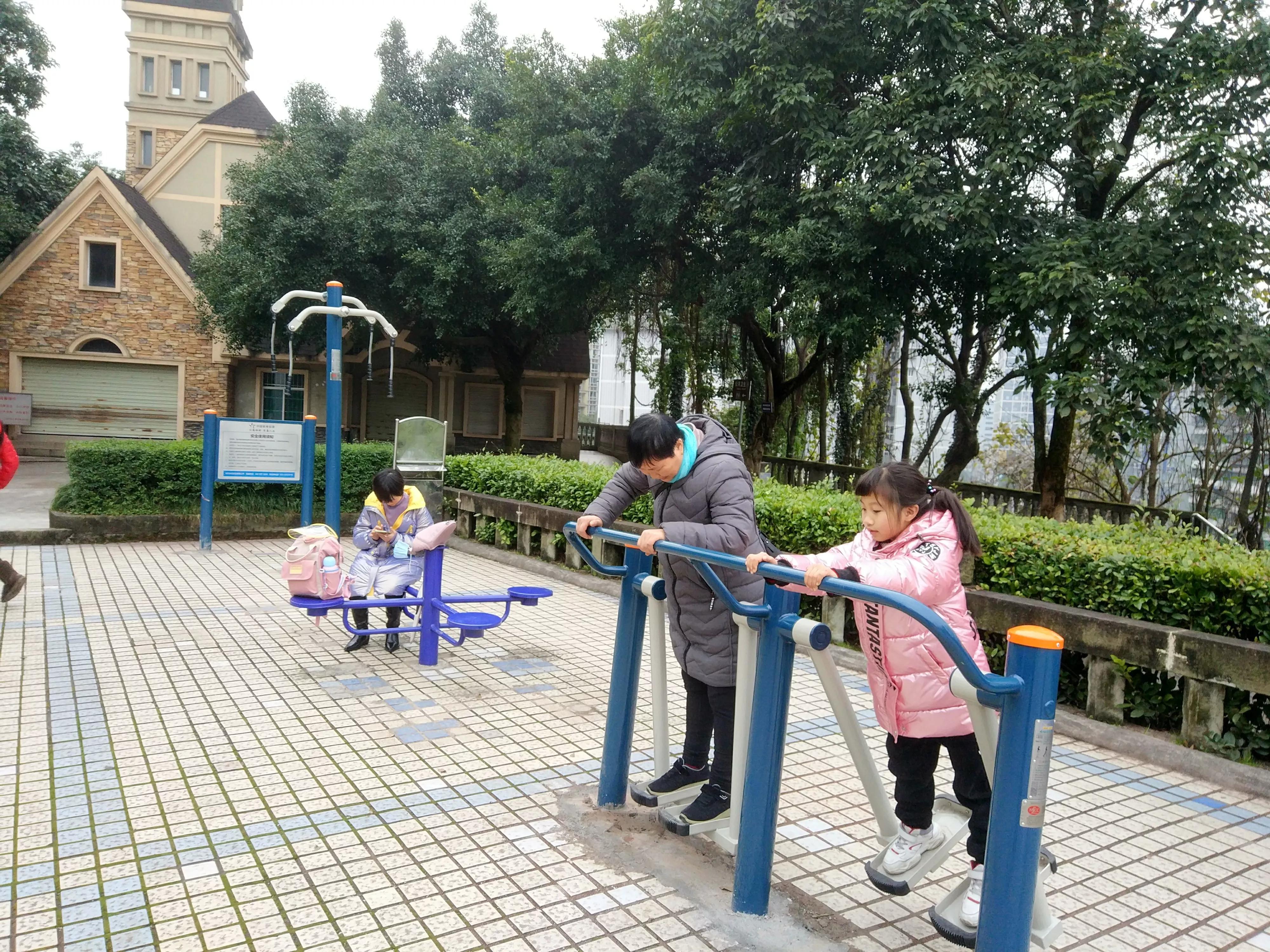 kaiyun欧洲杯app 涪陵城堡子城公园广场有了新健身器材啦
